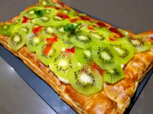 Tarta de hojaldre con crema pastelera y kiwi