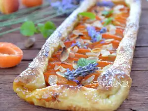 Tarta de hojaldre con albaricoques