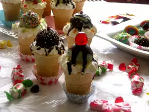 Cake pops en cono con crema de queso y gelatina de mora