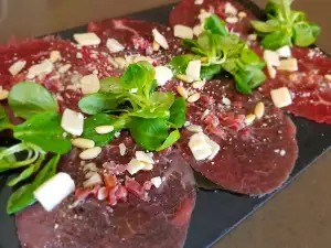 Carpaccio de ternera con jamón, parmesano y espinacas baby