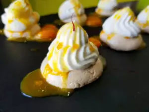 Merengues con salsa de mandarinas