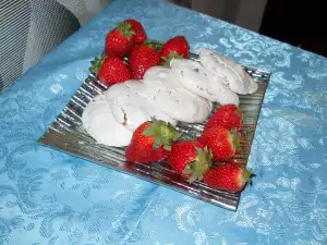 Merengues de chocolate y nueces, adornados con fresas