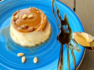 Postre de queso con piñones y caramelo