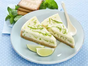 Tarta de queso con lima y pistacho