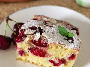 Pastel sencillo con cerezas y almendras