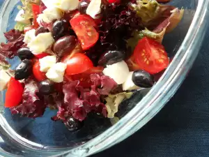 Ensalada mediterránea con tomates cherry y lechuga