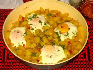 Patatas al ajillo con huevos a la sartén