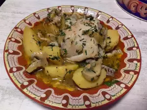 Pollo con patatas y champiñones en una olla multicocina