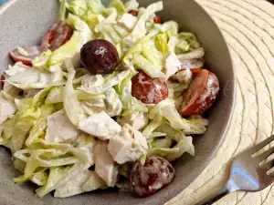 Ensalada de pollo con iceberg y anchoas