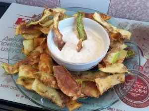 Chips de calabacín con salsa de ajo