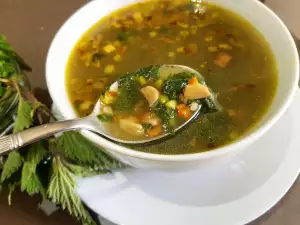 Sopa de arroz con ortigas y champiñones