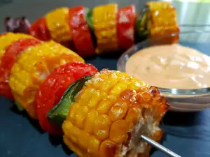 Brochetas de maíz con salsa