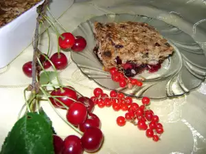 Crumble con cerezas y grosellas negras