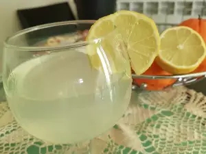 Bebida detox con limón para depurar el cuerpo de forma eficaz