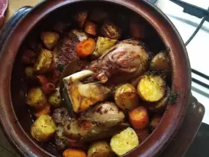 Codillo de cerdo con champiñones, zanahorias y patatas