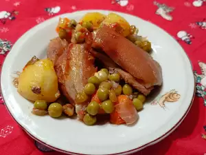 Codillo de cerdo con guisantes y patatas en olla de barro