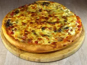 Pizza casera con queso y champiñones