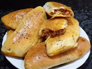 Calzone con masa casera y relleno de carne picada