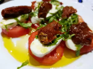 Ensalada Caprese con tomates secos