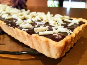 Tarta con crema de dulce de leche y chocolate