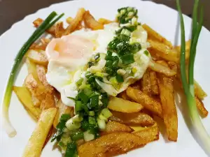 Patatas fritas con huevos y cebolletas tiernas