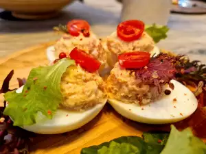 Huevos rellenos de carne ahumada y pimienta rosa