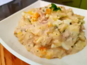 Ensaladilla de huevos, patata y mayonesa