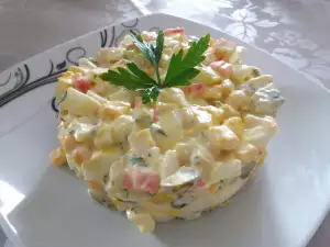 Ensaladilla de huevos y palitos de mar