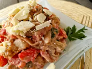 Ensalada de berenjenas con tomate, mayonesa y queso de cabra