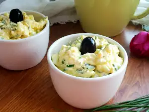 Ensaladilla de huevos con queso y mayonesa