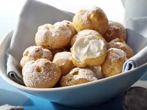 Profiteroles caseros con crema ligera de vainilla