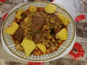 Carne de venado con guisantes y patatas