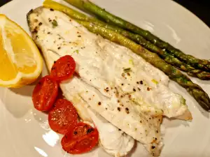 Filete de lubina con espárragos en papel pergamino