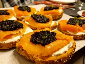 Tostadas de salmón y caviar para los invitados