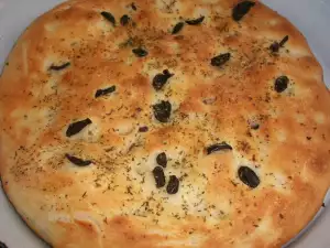 Focaccia con aceitunas y orégano