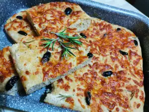 Focaccia italiana con aceitunas y mozzarella