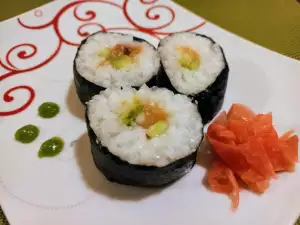 Futomaki con salmón y aguacate