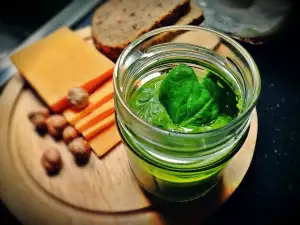 Pesto de ajo, espinacas y avellanas