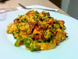 Delicioso plato de primavera con huevos