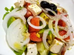 Ensalada griega con aguacate