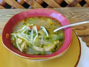 Sopa de verdura con pollo y guisantes