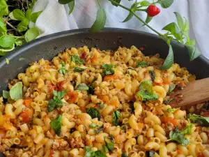 Delicioso goulash con macarrones