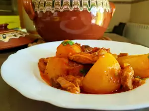 Carne y verduras en olla de barro