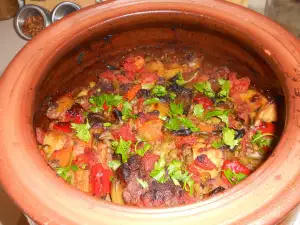 Carne de ovino con verduras en la olla de barro