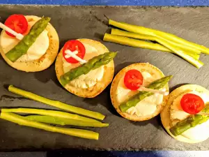 Tapas con paté de quesos al cava y espárragos