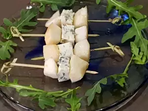 Brochetas de pera, miel y gorgonzola