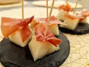 Pinchos de melón con jamón