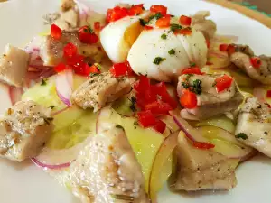 Ensalada de arenque, pepino y huevo escalfado