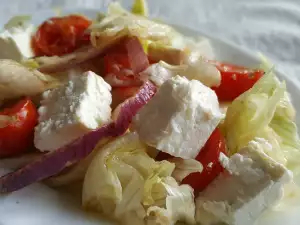 Ensalada de iceberg con tomates cherry