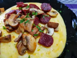 Polenta con champiñones y salchicha